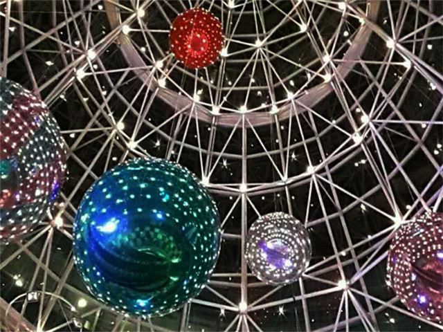 充气镜面球反光商业装饰PVC镜面球中庭吊挂球