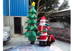 充气圣诞老人和圣诞树