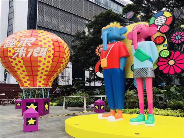 2018年9月于深圳万象天地合作数个美陈装饰站立象