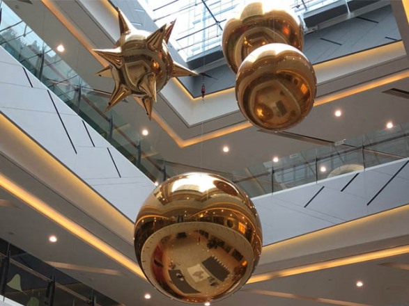 广州乐飞洋可定制大型装饰镜面球香港商场镜面球吊挂美陈装饰球彩色充气球镜面反射球